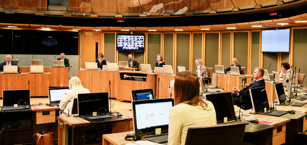 Aelodau o’r Senedd yn eistedd yn Siambr y Senedd